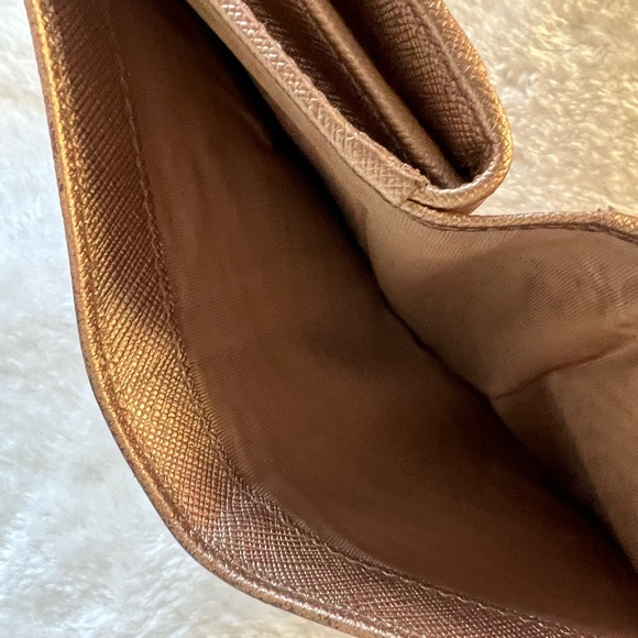 Authentic Prada medium compact wallet - Picture 7 of 8